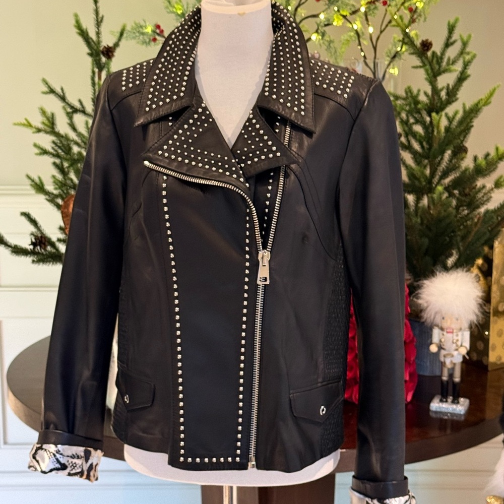 Studded Black Leather Jacket
MADE IN 🇮🇹 ITALY
EXCELLENT CONDITION